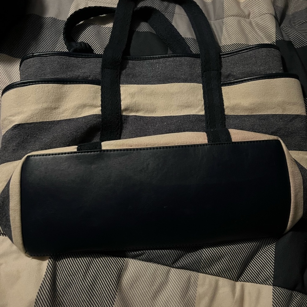 Tommy Hilfiger purse - Picture 9 of 9